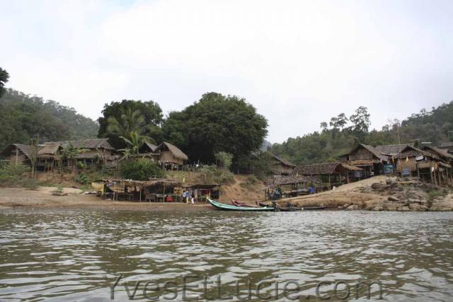 Rive du village des femmes à long cou